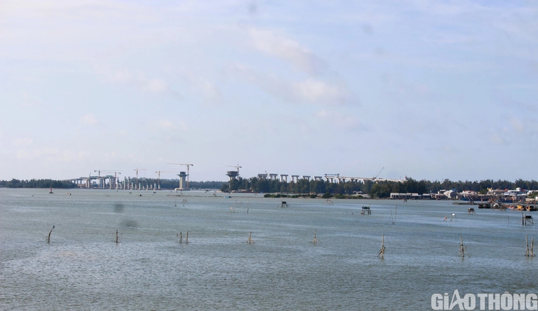 Cầu d&agrave;i 2,3km ở cửa biển Thuận An ra sao sau 22 th&aacute;ng khởi c&ocirc;ng?- Ảnh 1.