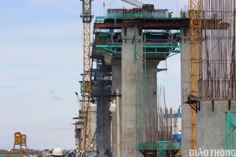 Cầu d&agrave;i 2,3km ở cửa biển Thuận An ra sao sau 22 th&aacute;ng khởi c&ocirc;ng?- Ảnh 2.