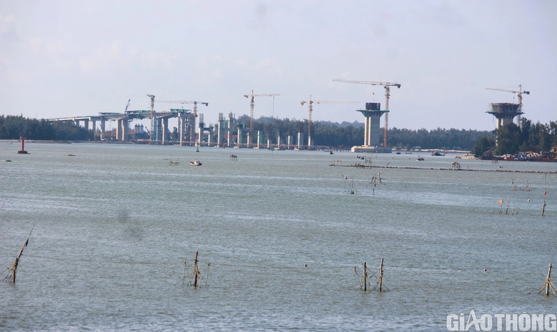 Cầu d&agrave;i 2,3km ở cửa biển Thuận An ra sao sau 22 th&aacute;ng khởi c&ocirc;ng?- Ảnh 3.