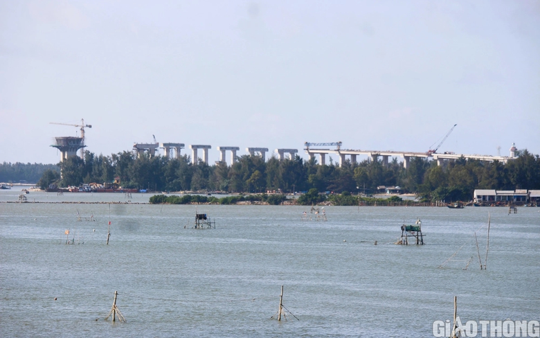 Cầu d&agrave;i 2,3km ở cửa biển Thuận An ra sao sau 22 th&aacute;ng khởi c&ocirc;ng?- Ảnh 6.