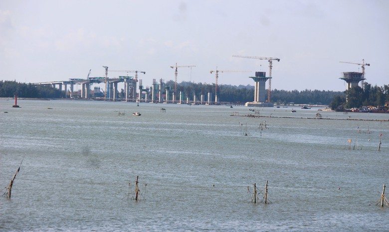 Cầu d&agrave;i 2,3km ở cửa biển Thuận An ra sao sau 22 th&aacute;ng khởi c&ocirc;ng?- Ảnh 5.