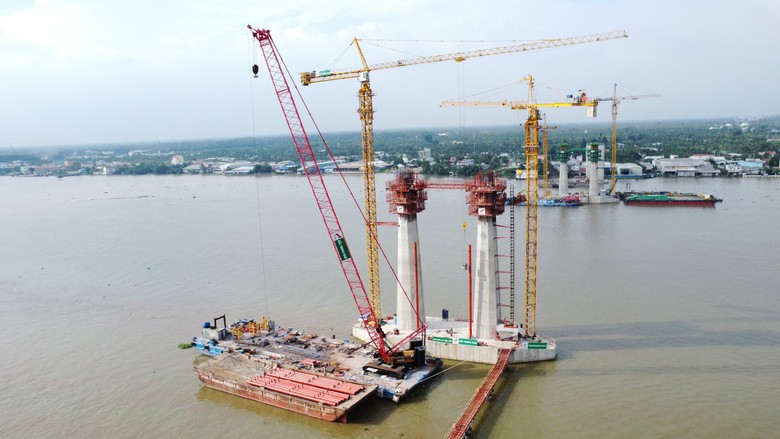 Ng&agrave;y Tết hối hả tr&ecirc;n c&ocirc;ng trường cầu 5.200 tỷ đồng nối Tiền Giang với Bến Tre- Ảnh 4.