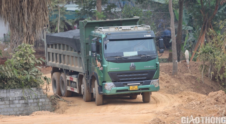 Thanh Hóa: Xe cơi nới thùng chạy nườm nượp trên tỉnh lộ- Ảnh 3. Thanh Hóa: Xe cơi nới thùng chạy nườm nượp trên tỉnh lộ- Ảnh 3.