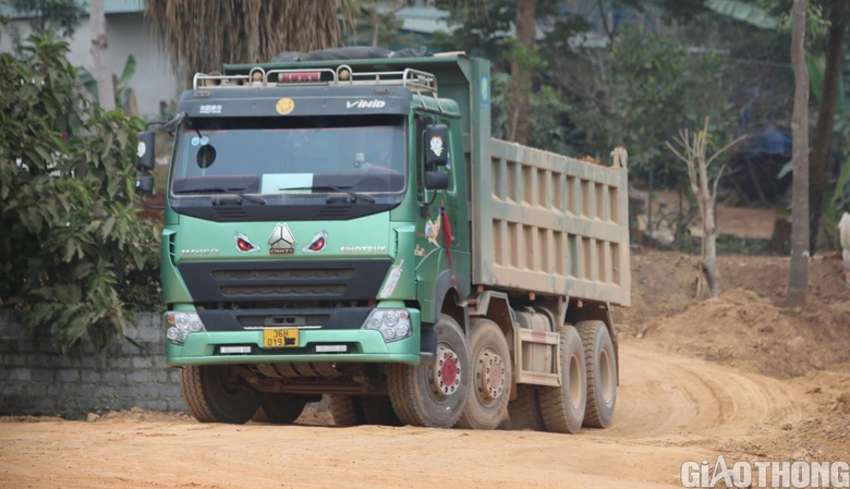 Thanh Hóa: Xe cơi nới thùng chạy nườm nượp trên tỉnh lộ- Ảnh 1. Thanh Hóa: Xe cơi nới thùng chạy nườm nượp trên tỉnh lộ- Ảnh 1.