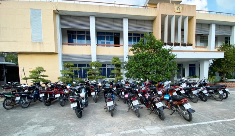 Bắt 49 người đ&aacute; g&agrave; qua mạng ăn tiền ở An Giang- Ảnh 2.