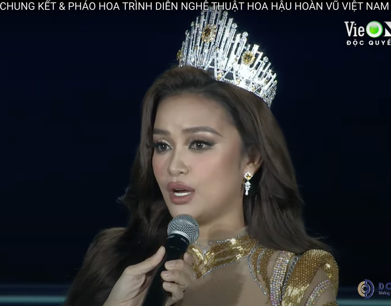 Ngọc Ch&acirc;u hỏi c&ocirc; Bảy g&aacute;i: Mẹ ơi, mẹ thấy con c&oacute; đẹp kh&ocirc;ng?