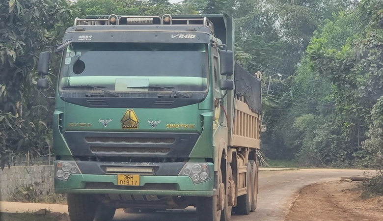 Thanh Hóa: Xe cơi nới thùng chạy nườm nượp trên tỉnh lộ- Ảnh 4. Thanh Hóa: Xe cơi nới thùng chạy nườm nượp trên tỉnh lộ- Ảnh 4.