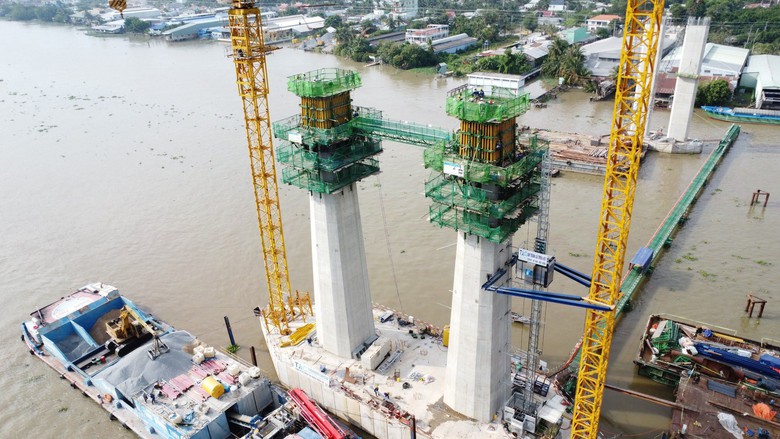 Ng&agrave;y Tết hối hả tr&ecirc;n c&ocirc;ng trường cầu 5.200 tỷ đồng nối Tiền Giang với Bến Tre- Ảnh 2.