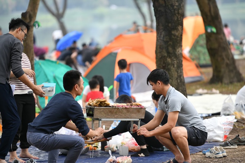 Người d&acirc;n dựng lều, trải bạt, đổ x&ocirc; về c&aacute;c c&ocirc;ng vi&ecirc;n ở H&agrave; Nội dịp nghỉ tết - Ảnh 10.