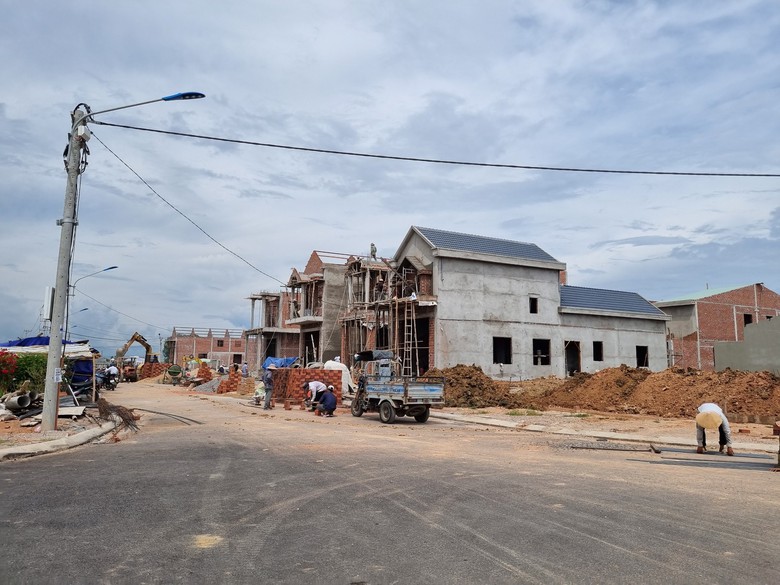 Nỗ lực giải ph&oacute;ng những ng&ocirc;i nh&agrave; cuối c&ugrave;ng tr&ecirc;n cao tốc Bắc - Nam qua B&igrave;nh Định - Ảnh 2.