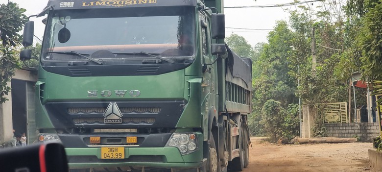 Thanh Hóa: Xe cơi nới thùng chạy nườm nượp trên tỉnh lộ- Ảnh 2. Thanh Hóa: Xe cơi nới thùng chạy nườm nượp trên tỉnh lộ- Ảnh 2.