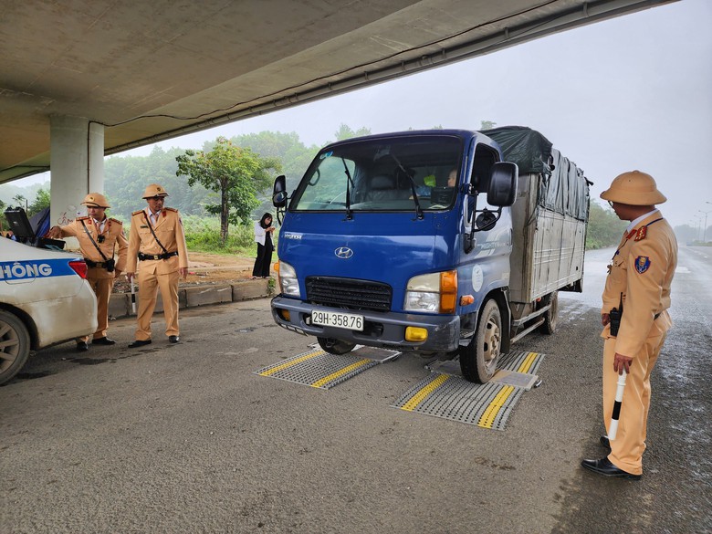 Vi phạm tải trọng, l&aacute;i xe đổ lỗi cho trời mưa - Ảnh 9.