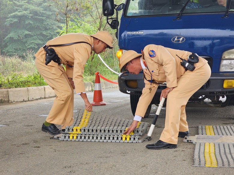 Vi phạm tải trọng, l&aacute;i xe đổ lỗi cho trời mưa - Ảnh 10.