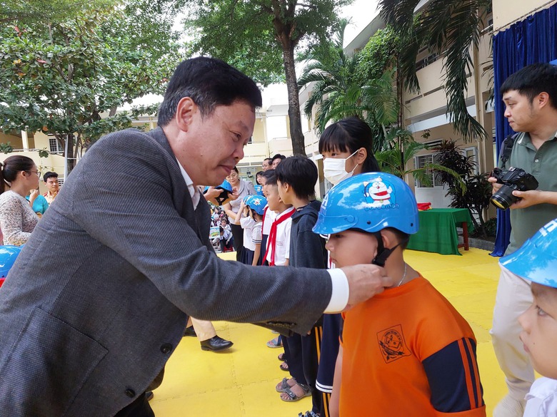 Tặng mũ bảo hiểm đạt chuẩn, bảo vệ trẻ em tham giao giao th&ocirc;ng bằng xe m&aacute;y - Ảnh 1.