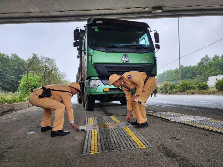 Vi phạm tải trọng, l&aacute;i xe đổ lỗi cho trời mưa - Ảnh 4.