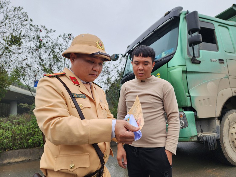 Vi phạm tải trọng, l&aacute;i xe đổ lỗi cho trời mưa - Ảnh 6.