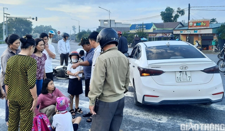 Trao tặng hơn 13.300 mũ bảo hiểm &ldquo;Giữ trọn ước mơ&rdquo; cho học sinh ở Quảng Trị - Ảnh 4.