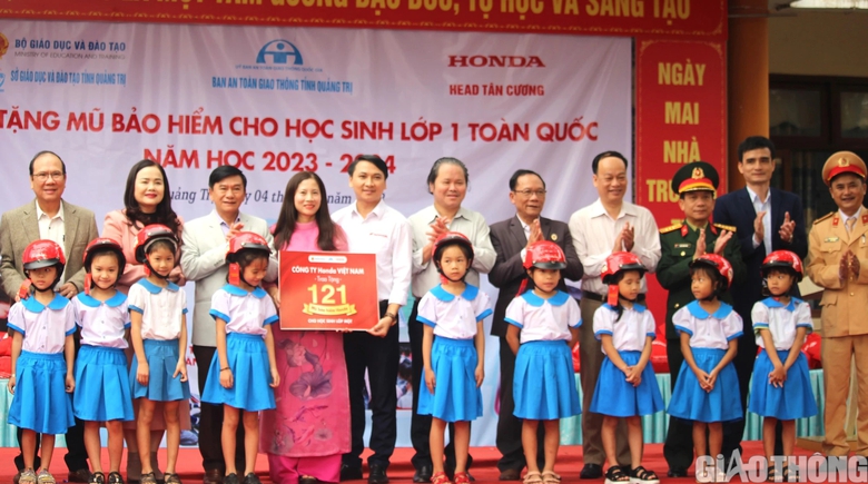 Trao tặng hơn 13.300 mũ bảo hiểm &ldquo;Giữ trọn ước mơ&rdquo; cho học sinh ở Quảng Trị - Ảnh 1.