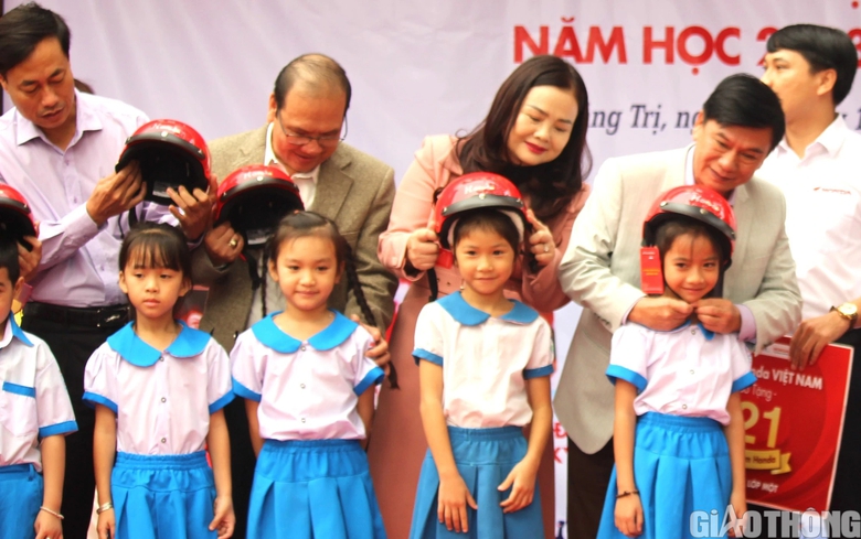 Trao tặng hơn 13.300 mũ bảo hiểm &ldquo;Giữ trọn ước mơ&rdquo; cho học sinh ở Quảng Trị - Ảnh 2.