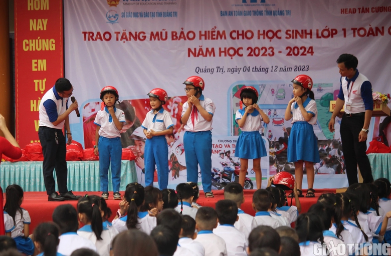 Trao tặng hơn 13.300 mũ bảo hiểm &ldquo;Giữ trọn ước mơ&rdquo; cho học sinh ở Quảng Trị - Ảnh 5.