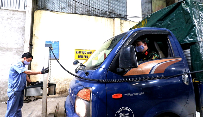 Đăng kiểm viên kiểm tra đèn chiếu sáng phía trước thế nào? - Ảnh 1. Đăng kiểm viên kiểm tra đèn chiếu sáng phía trước thế nào? - Ảnh 1.