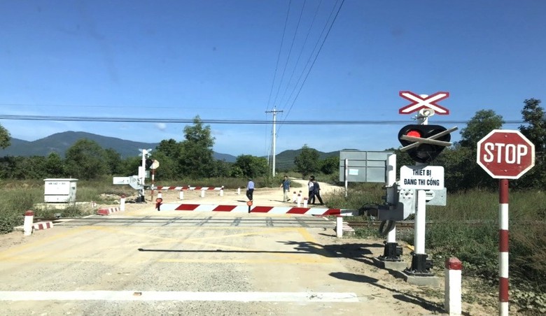 Mạnh tay xử l&yacute; lấn chiếm h&agrave;nh lang đường sắt qua Ninh Thuận - Ảnh 1.