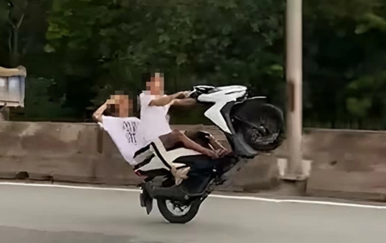 Khởi tố nhóm thanh niên bốc đầu trên đường phố quay clip đăng lên mạng xã hội - Ảnh 1. Khởi tố nhóm thanh niên bốc đầu trên đường phố quay clip đăng lên mạng xã hội - Ảnh 1.