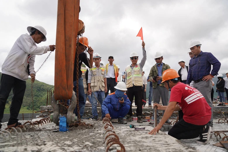 Hợp long cầu cao hơn 47m, nối th&ocirc;ng to&agrave;n dự &aacute;n cao tốc Cam L&acirc;m - Vĩnh Hảo - Ảnh 2.