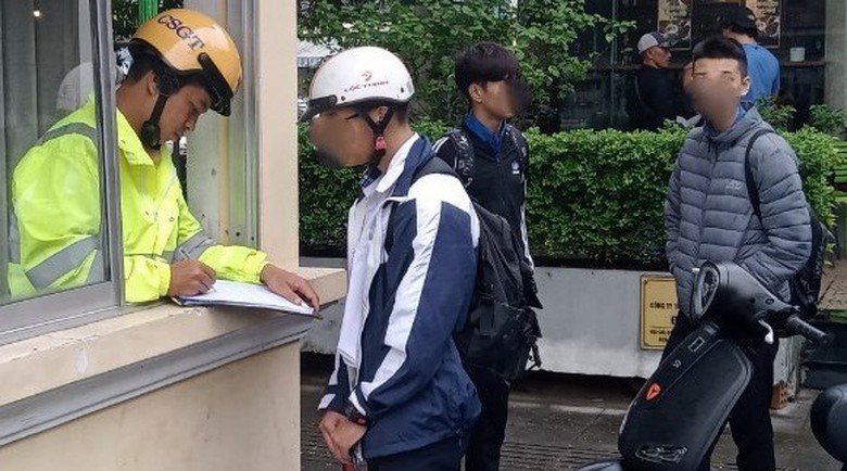 Thừa Thi&ecirc;n Huế: Tăng cường tuy&ecirc;n truyền, xử l&yacute; nghi&ecirc;m học sinh vi phạm luật giao th&ocirc;ng - Ảnh 1.