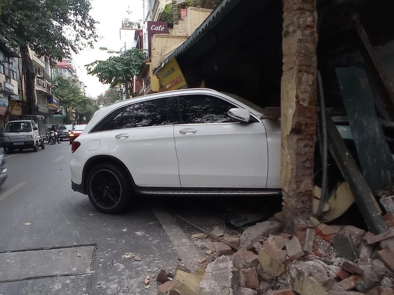 H&agrave; Nội: Xe Mercedes t&ocirc;ng đổ tường nh&agrave; d&acirc;n tr&ecirc;n phố H&agrave;ng Bạc  - Ảnh 1.