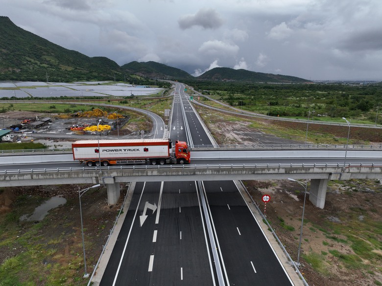 Hợp long cầu cao hơn 47m, nối th&ocirc;ng to&agrave;n dự &aacute;n cao tốc Cam L&acirc;m - Vĩnh Hảo - Ảnh 5.