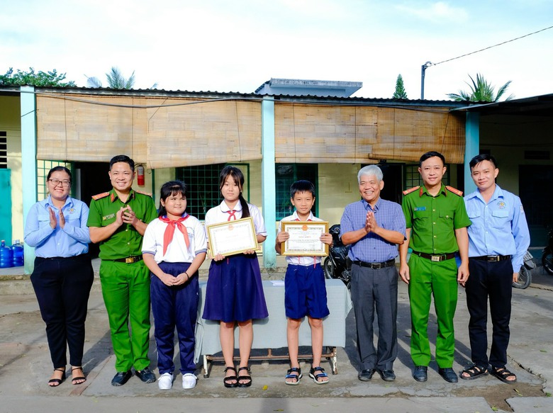 Khen thưởng hai em học sinh lớp 5 dũng cảm truy đuổi t&ecirc;n trộm xe m&aacute;y  - Ảnh 1.