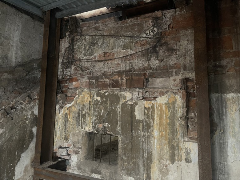 B&ecirc;n trong ng&ocirc;i nh&agrave; cổ nhất H&agrave; Nội bị Mercedes t&ocirc;ng đổ tường c&oacute; g&igrave;? - Ảnh 10.