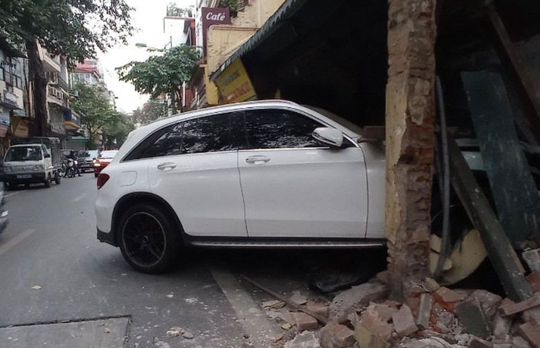 Hiện trường vụ xe Mercedes t&ocirc;ng đổ tường nh&agrave; d&acirc;n tr&ecirc;n phố H&agrave;ng Bạc.