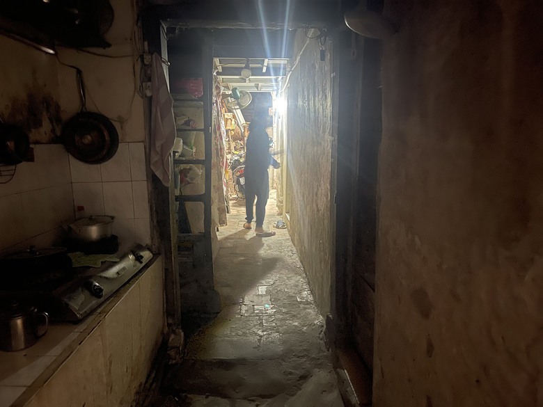 B&ecirc;n trong ng&ocirc;i nh&agrave; cổ nhất H&agrave; Nội bị Mercedes t&ocirc;ng đổ tường c&oacute; g&igrave;? - Ảnh 3.