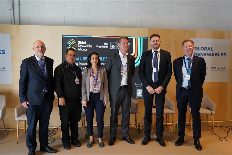 Việt Nam sắp đ&oacute;n nguồn vốn khủng cho điện gi&oacute;, điện mặt trời - Ảnh 1.