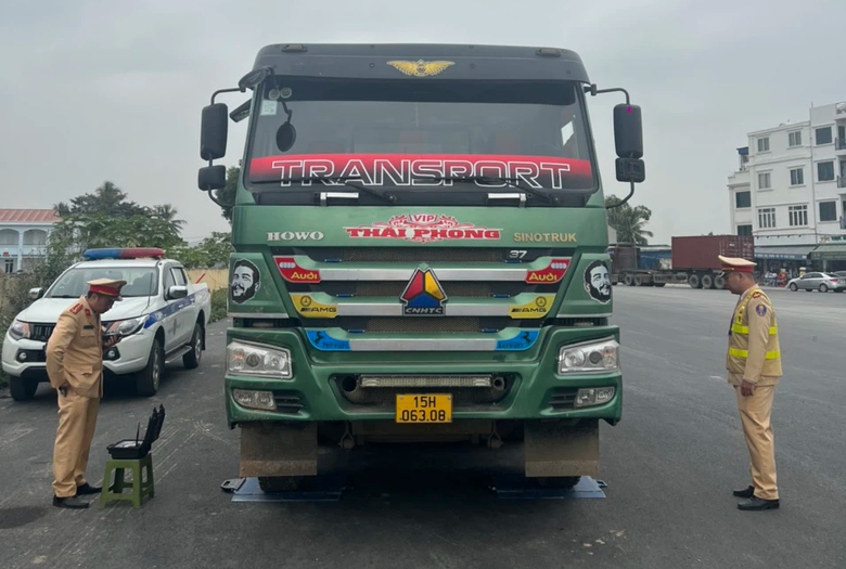 Xử phạt gần 100 triệu với hai phương tiện chở qu&aacute; tải, cơi nới th&agrave;nh th&ugrave;ng - Ảnh 1.
