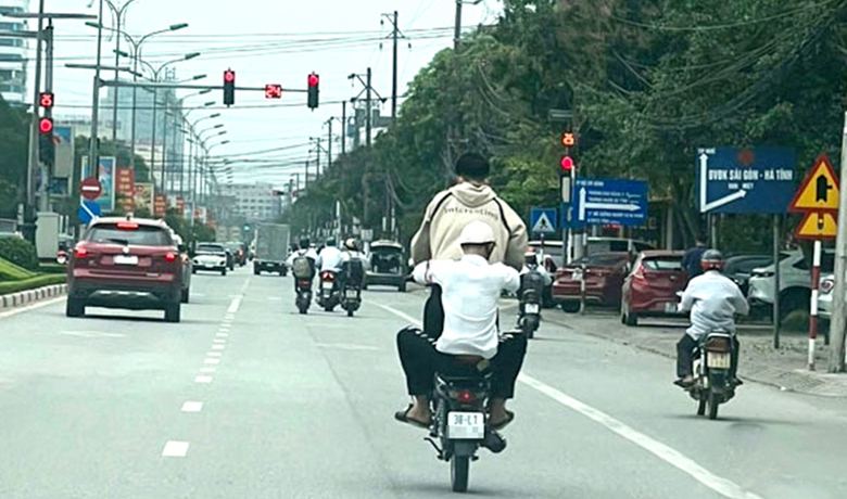 Ph&aacute;t hiện vi phạm giao th&ocirc;ng, b&aacute;o cho ai? - Ảnh 1.