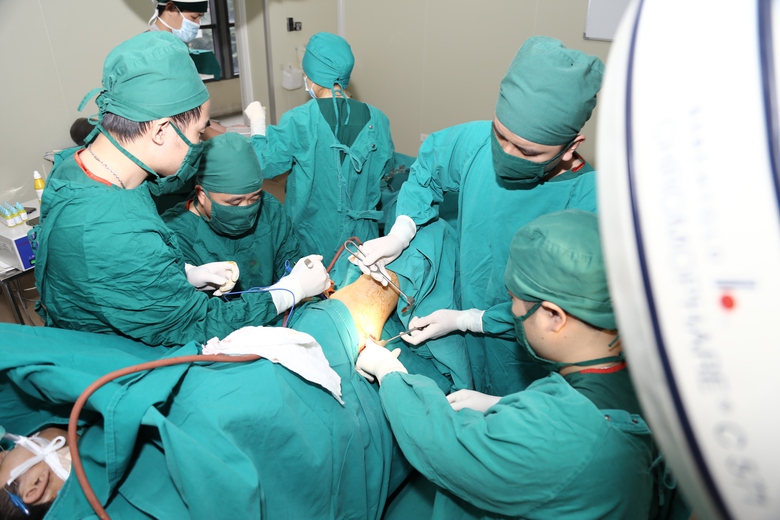 Ng&atilde; ở c&ocirc;ng trường, nam thanh ni&ecirc;n bị thanh sắt xuy&ecirc;n thủng từ bẹn ra m&ocirc;ng   - Ảnh 1.