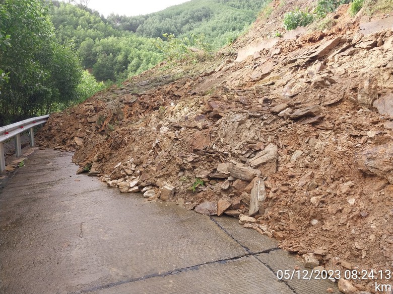 Mưa lớn nguy&ecirc;n quả đồi sạt lấp tỉnh lộ 624 g&acirc;y tắc nghẽn giao th&ocirc;ng - Ảnh 1.