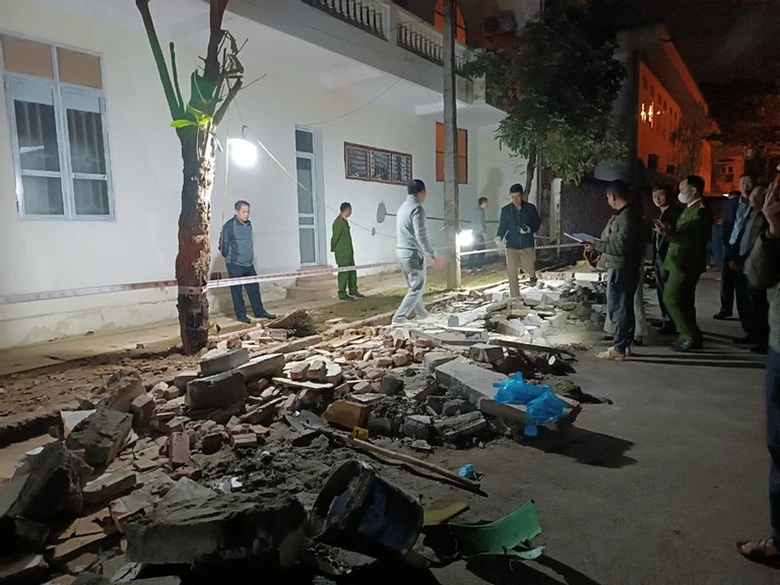 Sập tường bao trường tiểu học khiến 4 người thương vong ở H&agrave; Giang - Ảnh 1.