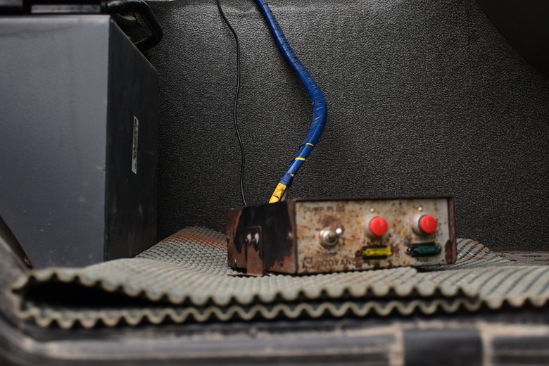 Xử phạt gần 100 triệu với hai phương tiện chở qu&aacute; tải, cơi nới th&agrave;nh th&ugrave;ng - Ảnh 2.