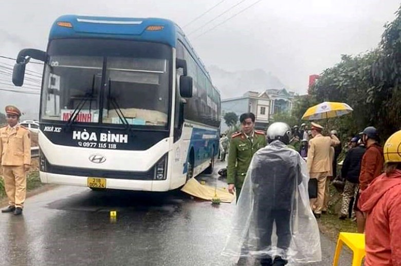 Hiện trường vụ TNGT khiến nữ sinh tử vong tại chỗ. Hiện trường vụ TNGT khiến nữ sinh tử vong tại chỗ.
