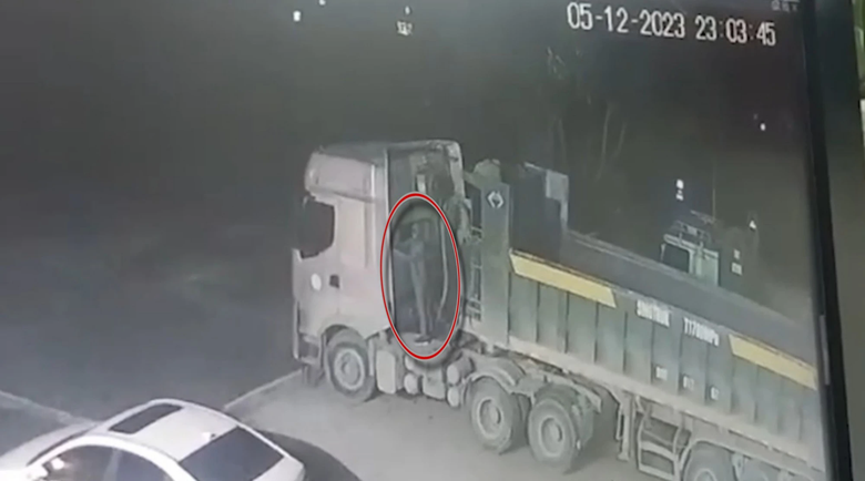 Đỗ xe đầu k&eacute;o ở c&acirc;y xăng, người đ&agrave;n &ocirc;ng t&aacute; hoả khi chiếc xe biến mất sau một đ&ecirc;m - Ảnh 1.