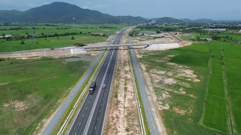 Năm 2023, th&ocirc;ng xe hai tuyến cao tốc du lịch B&igrave;nh Thuận "cất c&aacute;nh" mạnh mẽ - Ảnh 3.