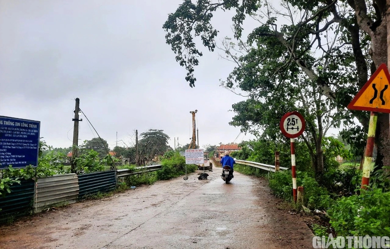 Cầu C&acirc;u Nhi ở Quảng Trị bị l&uacute;n v&otilde;ng gần cả m&eacute;t - Ảnh 4.