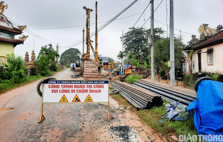 Cầu C&acirc;u Nhi ở Quảng Trị bị l&uacute;n v&otilde;ng gần cả m&eacute;t - Ảnh 5.