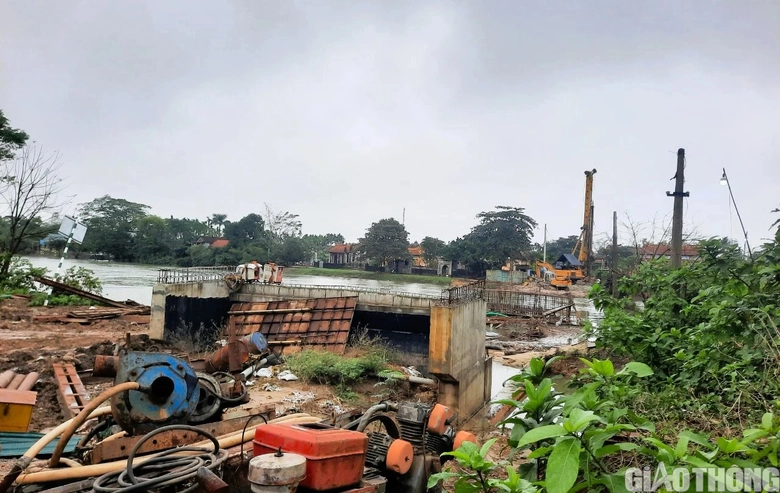 Cầu C&acirc;u Nhi ở Quảng Trị bị l&uacute;n v&otilde;ng gần cả m&eacute;t - Ảnh 6.