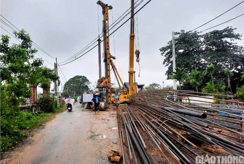 Cầu C&acirc;u Nhi ở Quảng Trị bị l&uacute;n v&otilde;ng gần cả m&eacute;t - Ảnh 7.