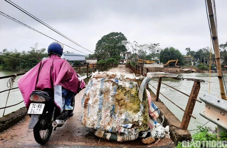 Cầu C&acirc;u Nhi ở Quảng Trị bị l&uacute;n v&otilde;ng gần cả m&eacute;t - Ảnh 8.
